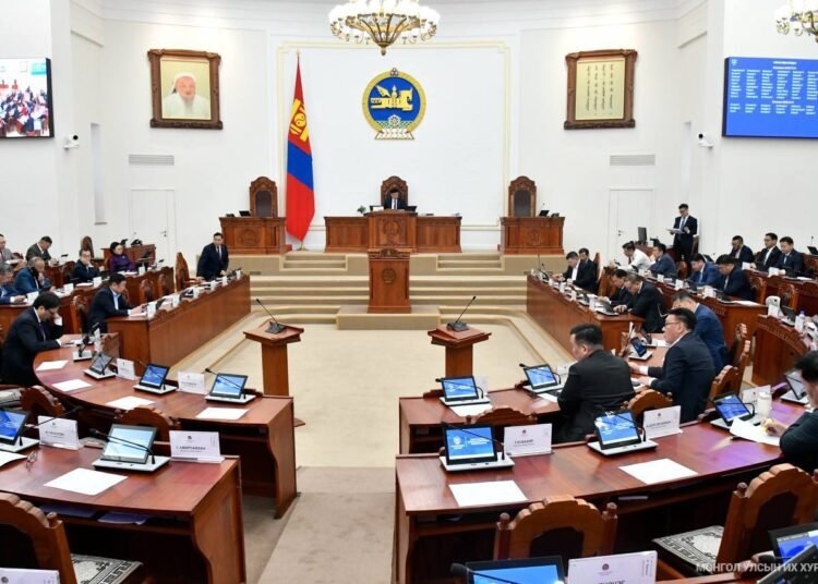 Гэр бүлийн тухай болон Гэр бүлийн хэрэг шүүхэн хянан шийдвэрлэх тухай хуулийн төслүүдийн эцсийн хэлэлцүүлгийг явууллаа
