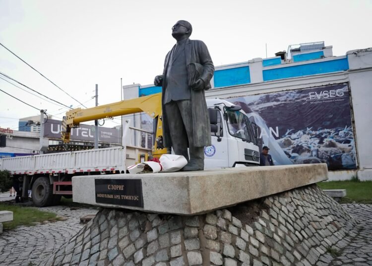 Төр, нийгмийн нэрт зүтгэлтэн С.Зоригийн хөшөөг буцаан байрлууллаа
