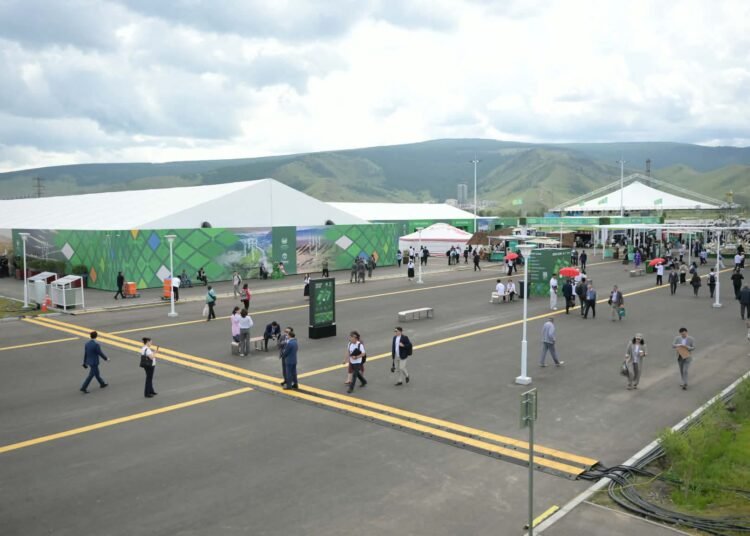COP17 хурлын Ногоон бүсэд Улаанбаатар хот хөгжлийн төслүүдээ танилцуулж байна