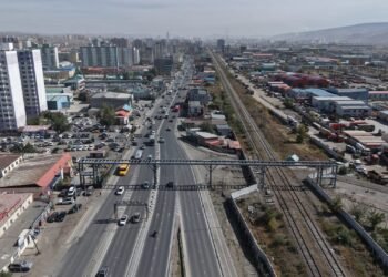 Таван шарын Нүхэн гарц дээгүүр 90 метрийн урт явган хүний гүүрийн ажил хийгдэж байна