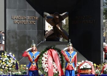 Улсын Их Хурлын гишүүд улс төрийн хилс хэрэгт хэлмэгдэгсдийн дурсгалыг хүндэтгэж цэцэг өргөв