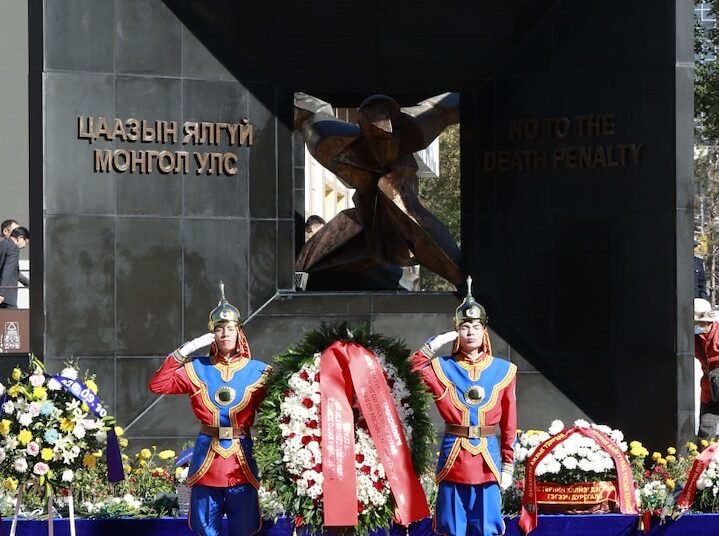 Улсын Их Хурлын гишүүд улс төрийн хилс хэрэгт хэлмэгдэгсдийн дурсгалыг хүндэтгэж цэцэг өргөв