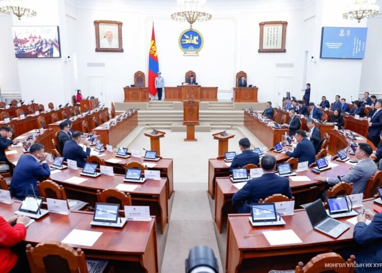 Монгол Улсын 2026 оны төсвийн тухай хуульд өөрчлөлт оруулах тухай хуулийн төслийг гурав дахь хэлэлцүүлэгт шилжүүлж, ээлжит бус чуулган өндөрлөлөө