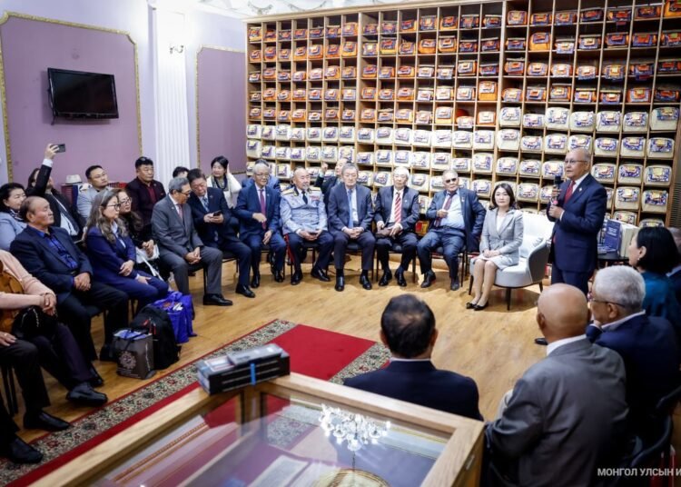 Улсын Бага Хурлын гишүүд ном, бүтээлээ хандивлаж, парламентат ёсны хөгжлийн чиг хандлагын талаар эрдэм шинжилгээний хурал боллоо