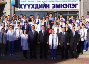 Ерөнхийлөгч У.Хүрэлсүх эмч, багш, ажилтнуудад талархал илэрхийллээ