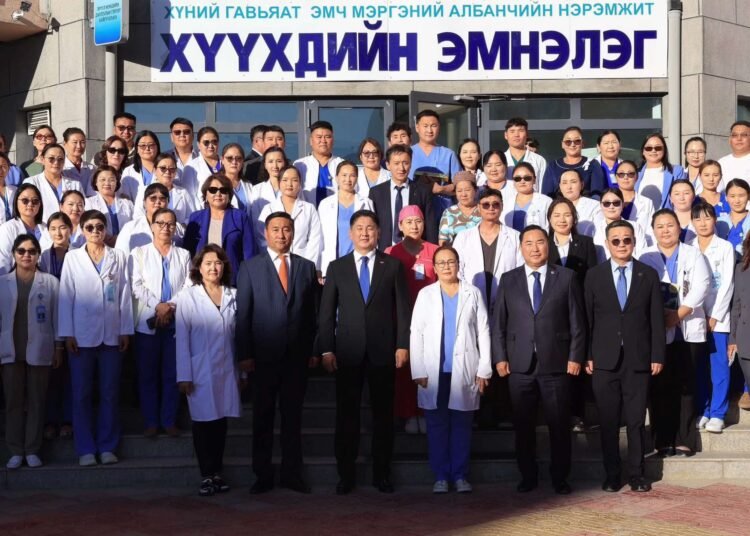 Ерөнхийлөгч У.Хүрэлсүх эмч, багш, ажилтнуудад талархал илэрхийллээ