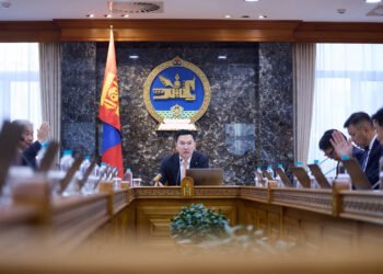 ТОМУУГААР ӨВДСӨН ХҮҮХДЭЭ АСАРЧ БАЙГАА ЭХ, ЭЦЭГ, АСРАН ХАМГААЛАГЧИД ЦАЛИНТАЙ ЧӨЛӨӨ ОЛГОХ, ЭСХҮЛ ЦАХИМААР АЖИЛЛУУЛНА