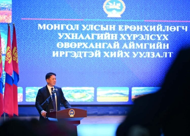 Ерөнхийлөгч У.Хүрэлсүх Өвөрхангай аймгийн иргэдтэй уулзав